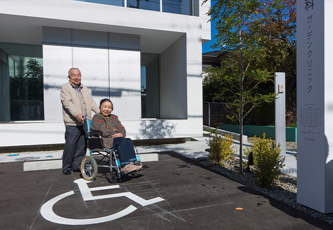 車椅子でご来院された患者様も安心して診療を受けていただけるように、バリアフリー環境を整えています
